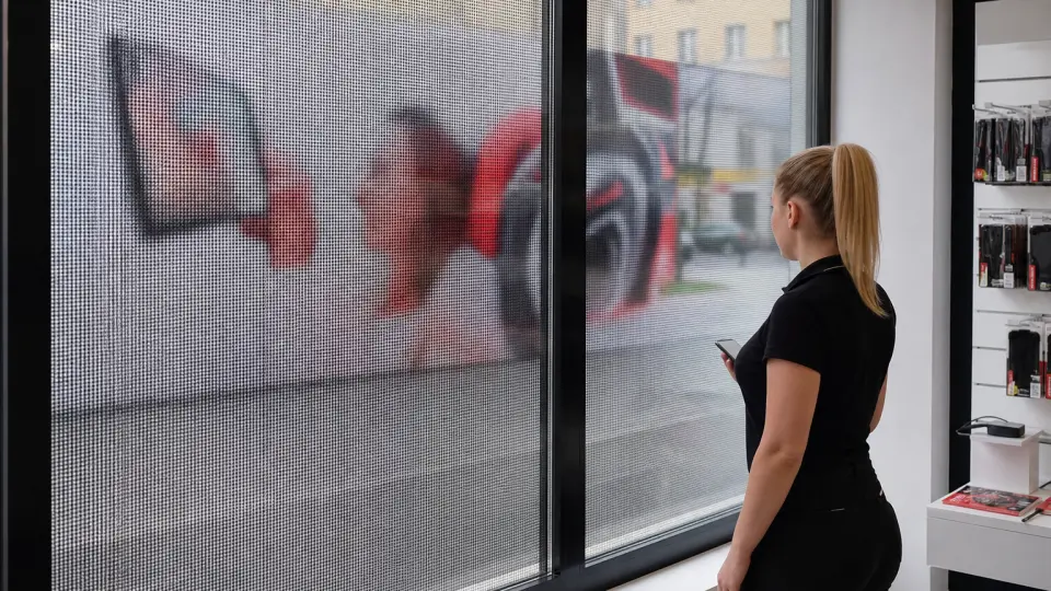 Polep výkladu perforovanou fóliou: kedy sa oplatí one-way vision? – ilustračný obrázok 2