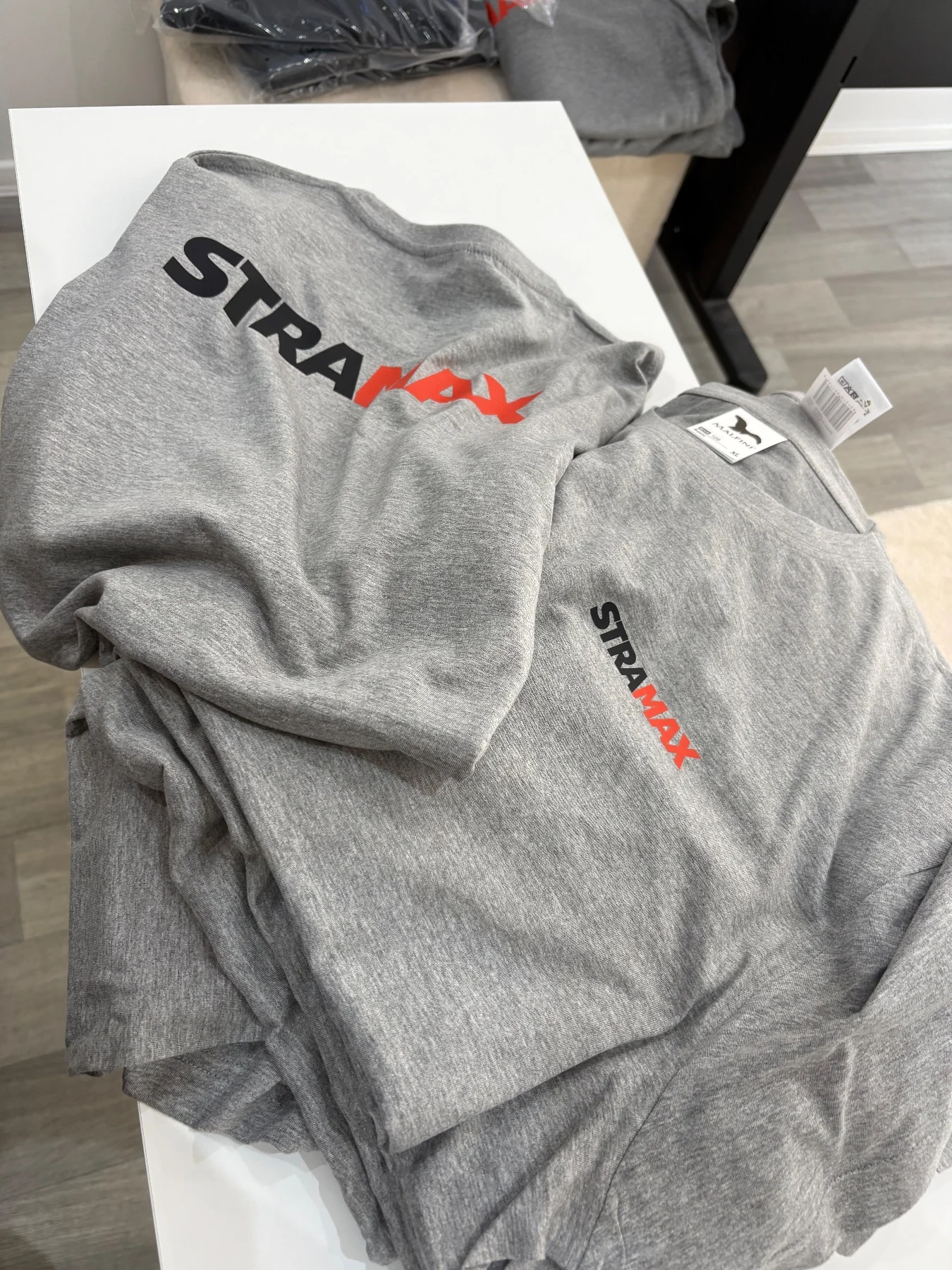 Sivý pracovný textil s čierno-červenou DTF potlačou STRAMAX – fotografia 1
