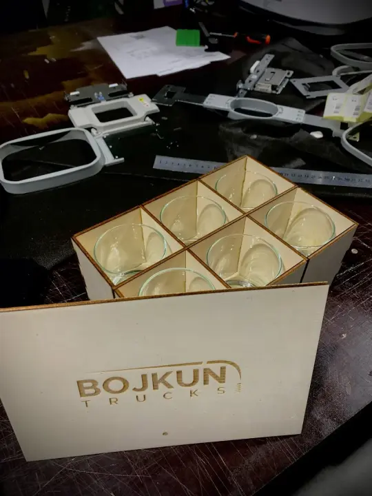 Gravírovaná sada sklenených pohárov v drevenej bedničke s logom Bojkun Trucks