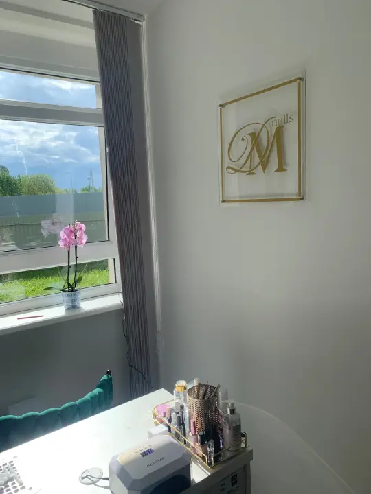 Nástenné luxusné logo pre nechtové štúdio z PVC a vinylovej nálepky