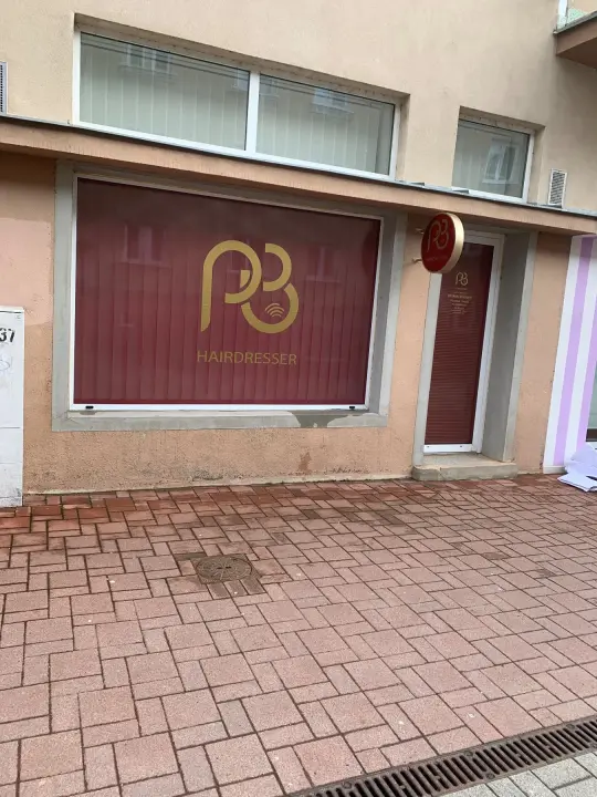 Polep výkladu PB Hairdresser s logom na Pasáži v Michalovciach