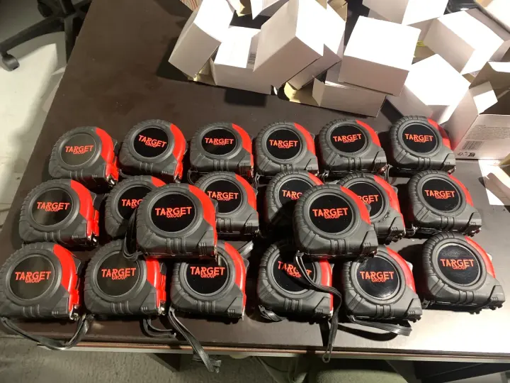 Montážne metre s logom TARGET GROUP potlačené digitálnou UV tlačou