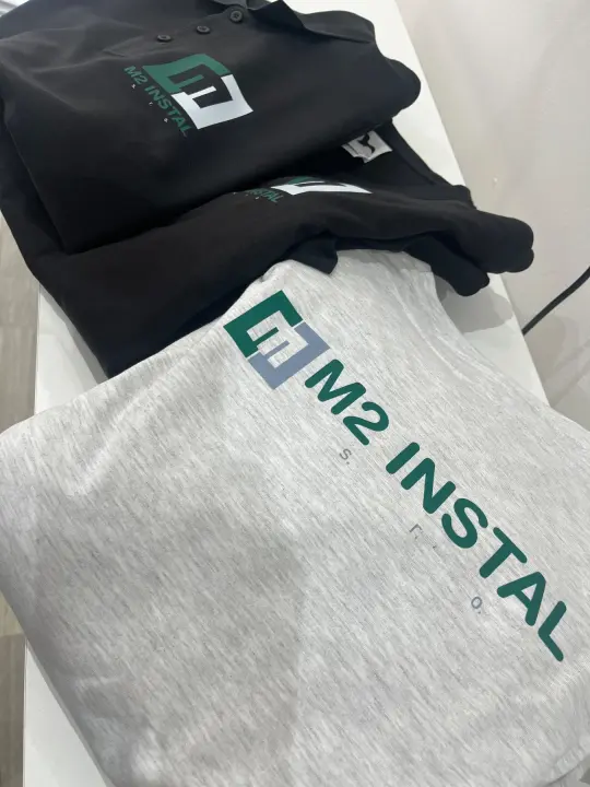 DTF potlač loga M2 INSTAL na čiernom a sivom bavlnenom textile